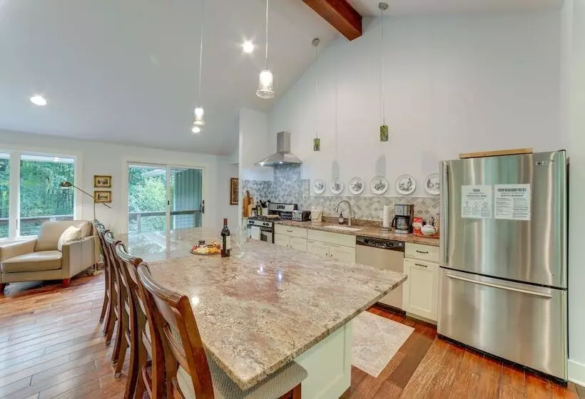 Riverwood: South Haven Retreat On 10 Acres