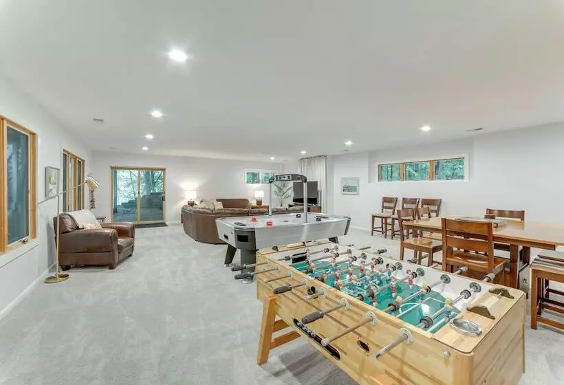 Riverwood: South Haven Retreat On 10 Acres