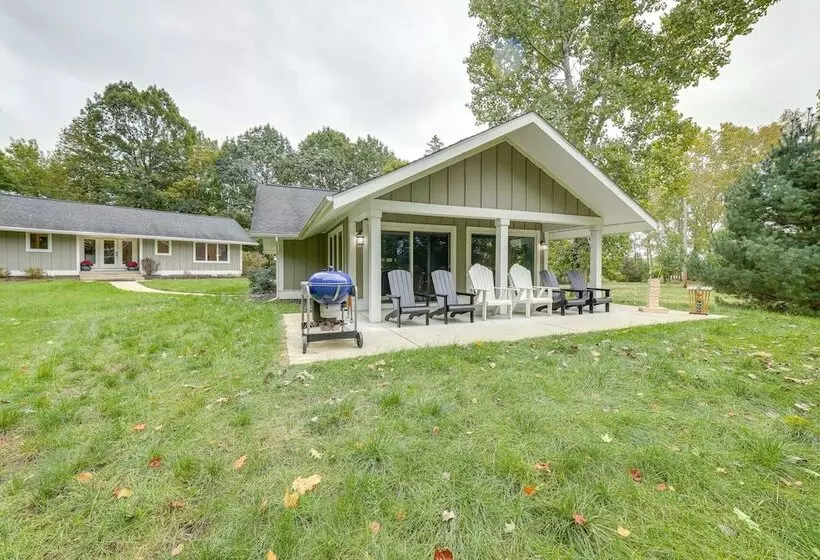 Riverwood: South Haven Retreat On 10 Acres