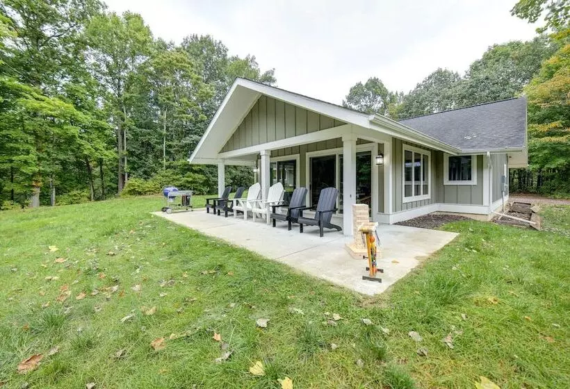 Riverwood: South Haven Retreat On 10 Acres