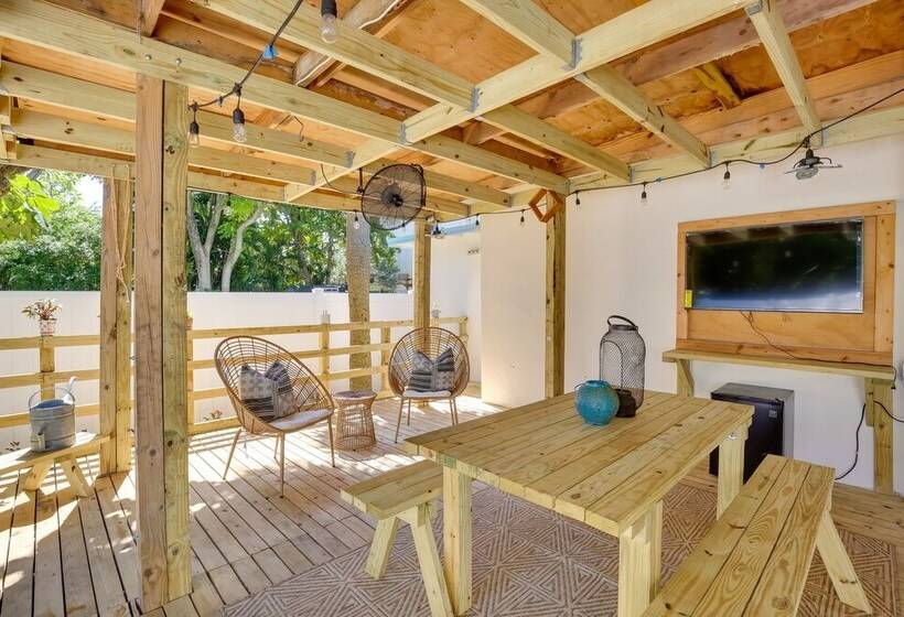 Steps To Deerfield Beach: Home W/ Private Patio!