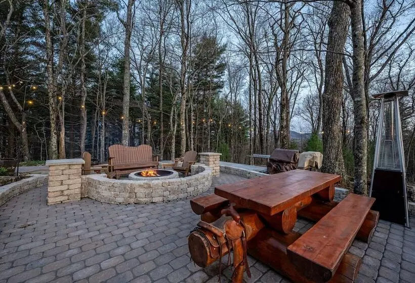 Near Highlands: 36 Acre Scaly Mountain Lodge