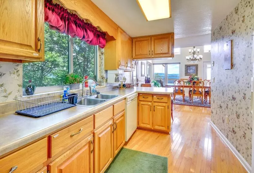 40 Acre Ararat Escape: On Site Trails & Mtn Views!