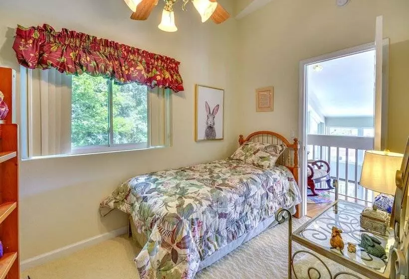 40 Acre Ararat Escape: On Site Trails & Mtn Views!