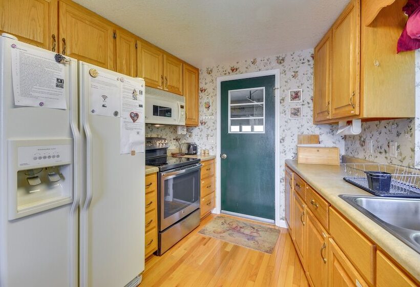 40 Acre Ararat Escape: On Site Trails & Mtn Views!