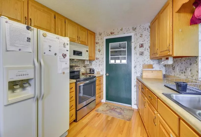 40 Acre Ararat Escape: On Site Trails & Mtn Views!