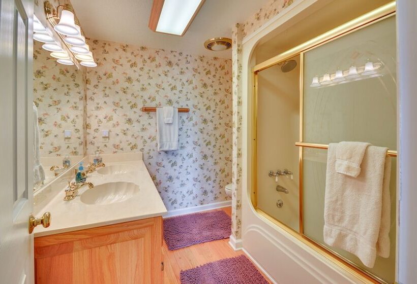 40 Acre Ararat Escape: On Site Trails & Mtn Views!