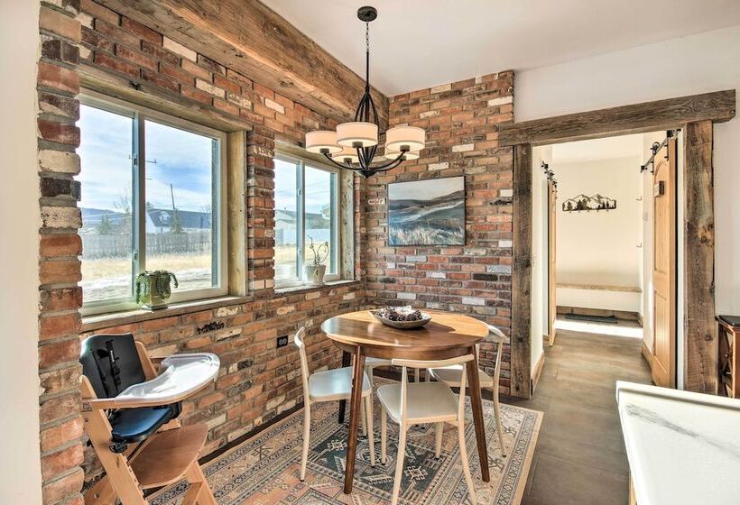 Beautiful Livingston Home W/ Mountain Views