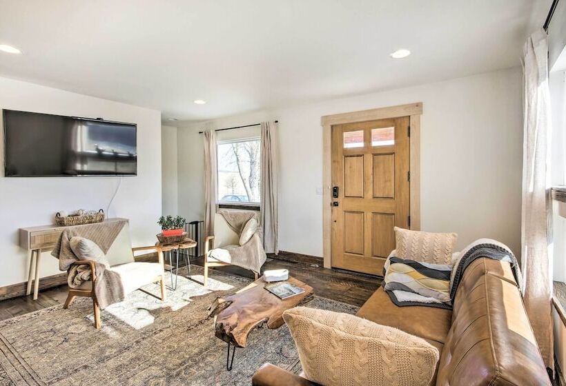 Beautiful Livingston Home W/ Mountain Views