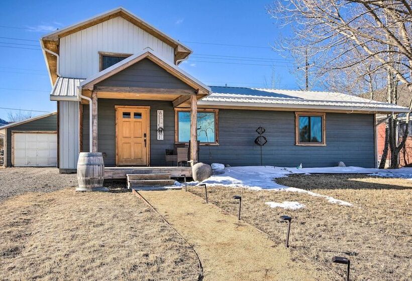 Beautiful Livingston Home W/ Mountain Views