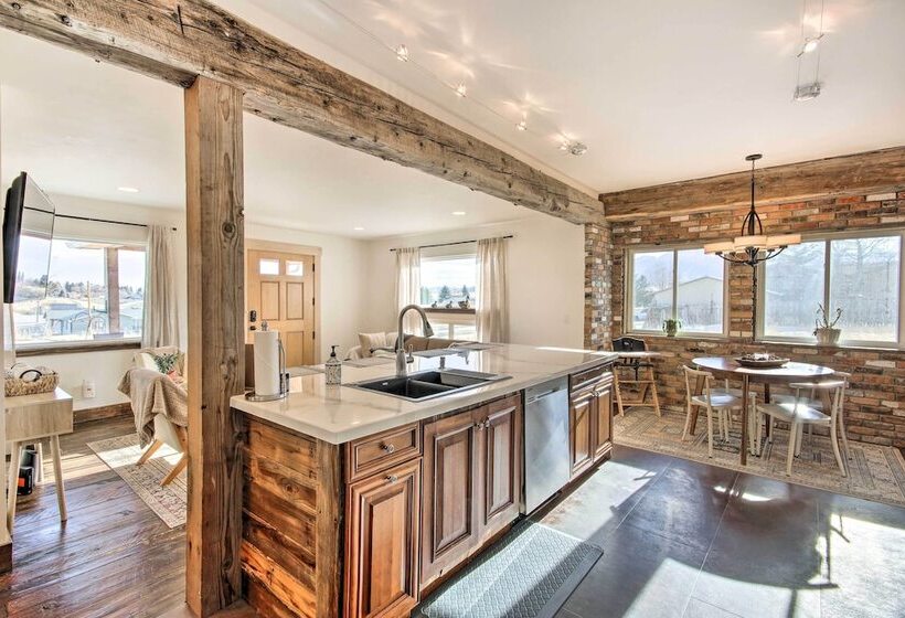 Beautiful Livingston Home W/ Mountain Views