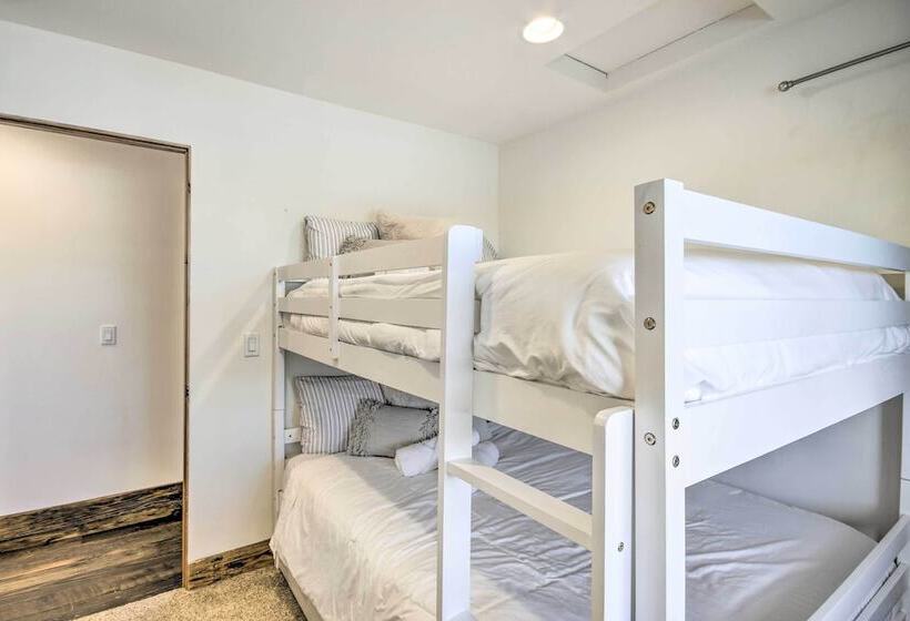 Beautiful Livingston Home W/ Mountain Views