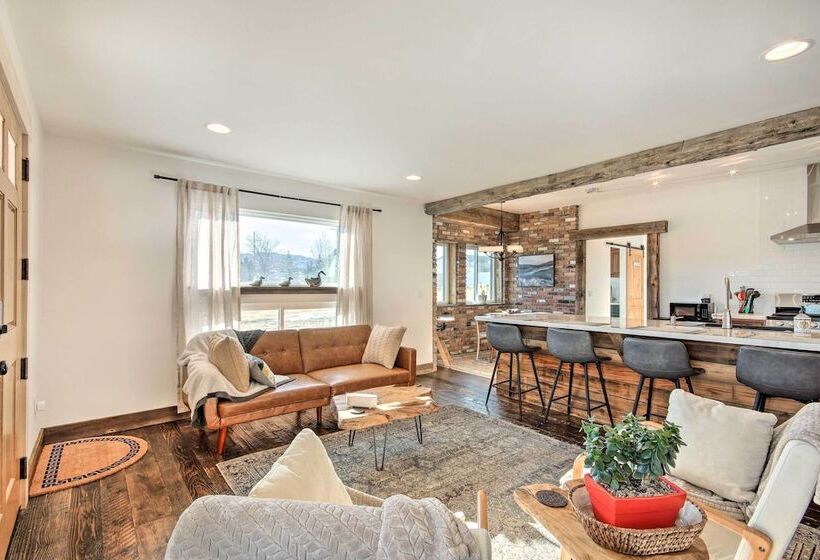 Beautiful Livingston Home W/ Mountain Views