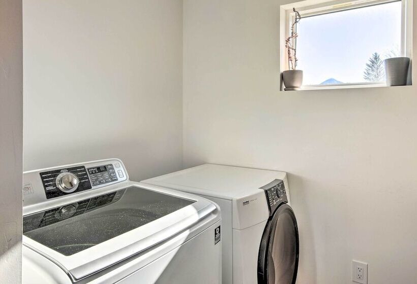 Beautiful Livingston Home W/ Mountain Views