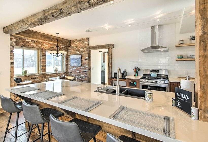 Beautiful Livingston Home W/ Mountain Views