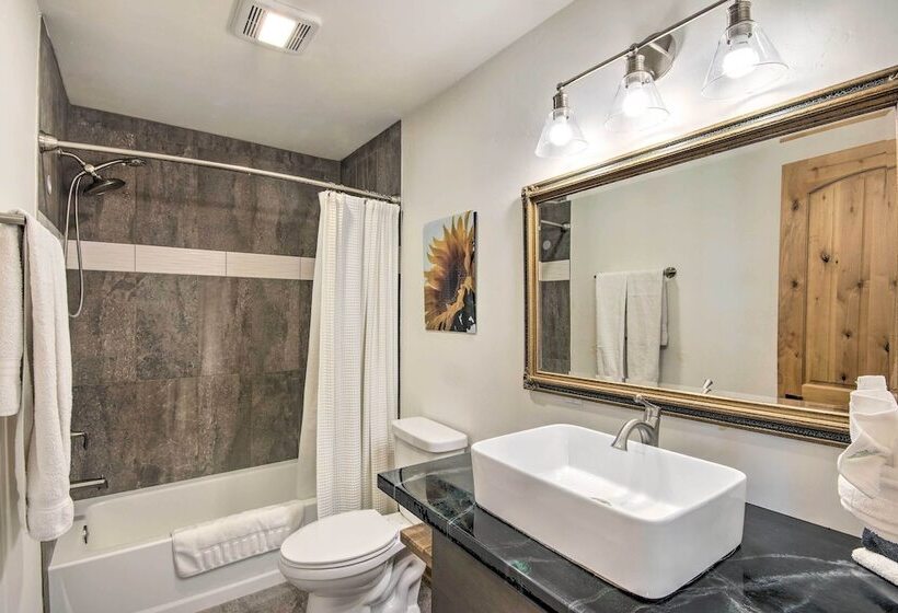 Beautiful Livingston Home W/ Mountain Views