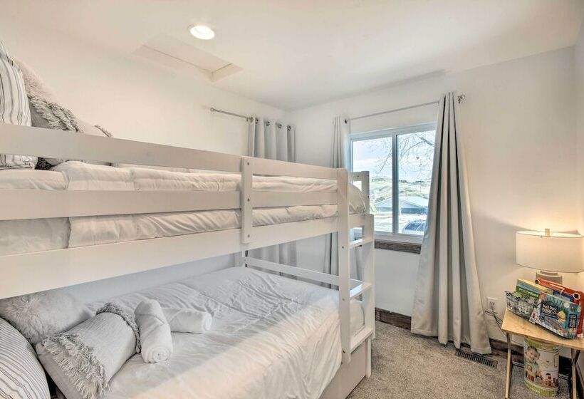 Beautiful Livingston Home W/ Mountain Views