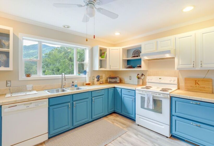 Black Mountain Retreat W/ Hot Tub + Mountain Views