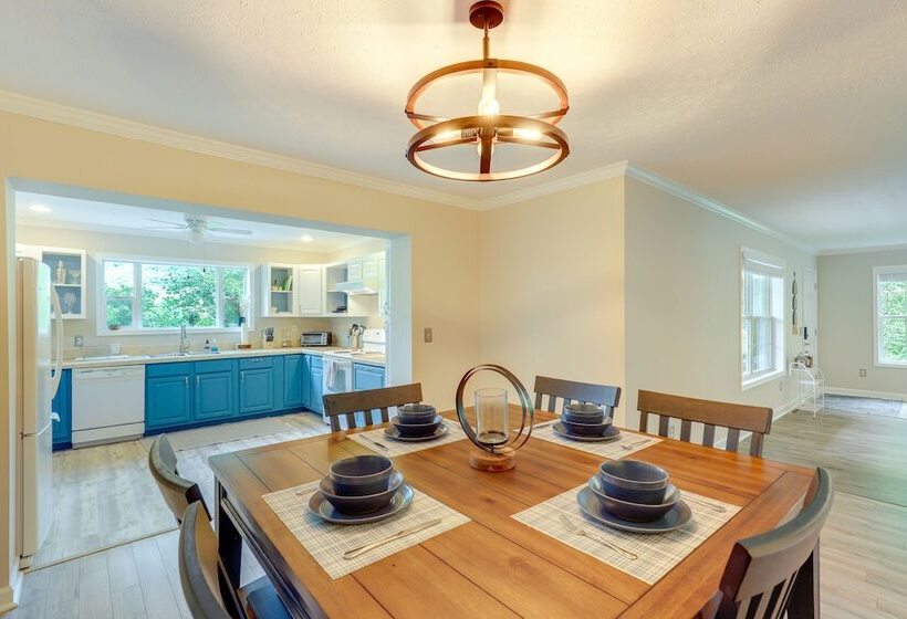 Black Mountain Retreat W/ Hot Tub + Mountain Views