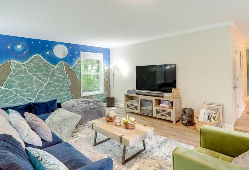 Black Mountain Retreat W/ Hot Tub + Mountain Views