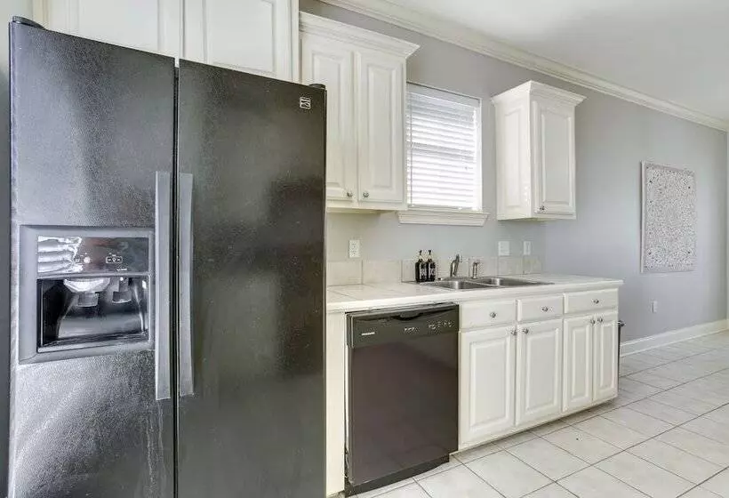 Canalfront Baton Rouge Home W/ Patio: 6 Mi To Lsu!