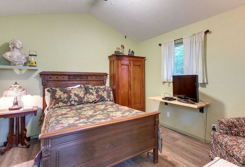 Charming Oregon Home W/ Private Pickleball Court!