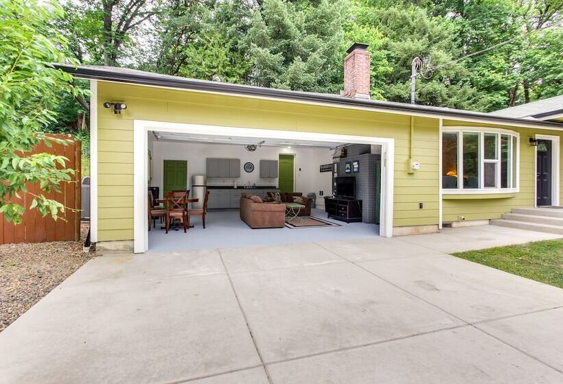 Charming Oregon Home W/ Private Pickleball Court!