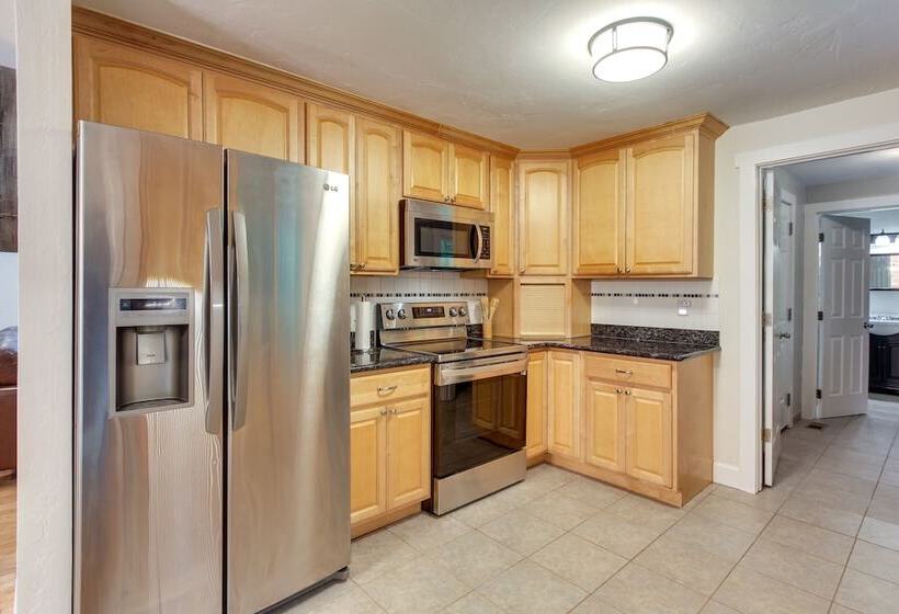 Charming Oregon Home W/ Private Pickleball Court!