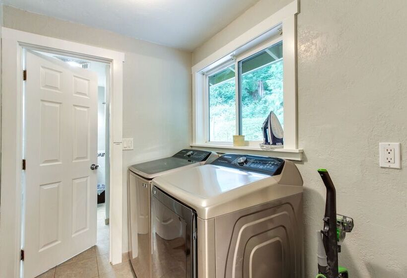 Charming Oregon Home W/ Private Pickleball Court!