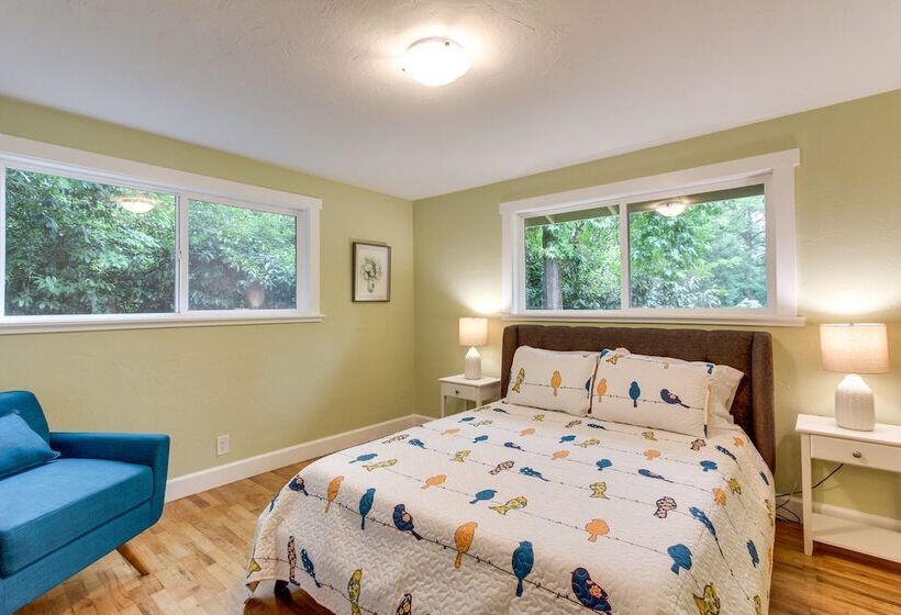 Charming Oregon Home W/ Private Pickleball Court!