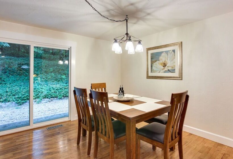 Charming Oregon Home W/ Private Pickleball Court!