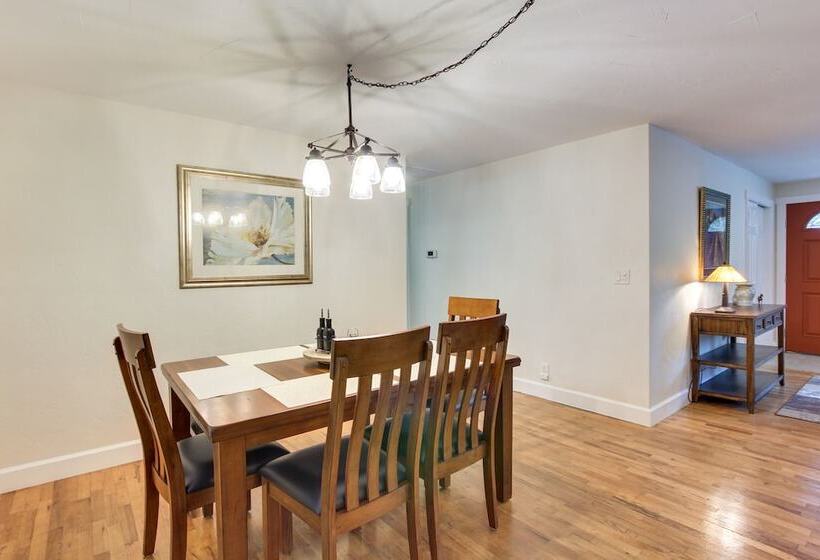 Charming Oregon Home W/ Private Pickleball Court!