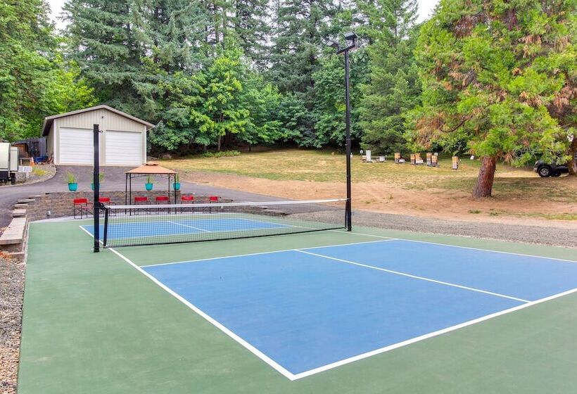 Charming Oregon Home W/ Private Pickleball Court!