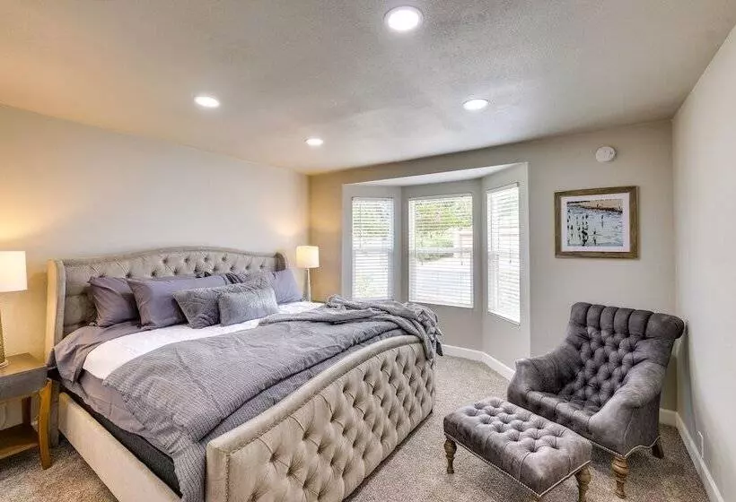 Community Perks & Patio: Sun Lakes Home!