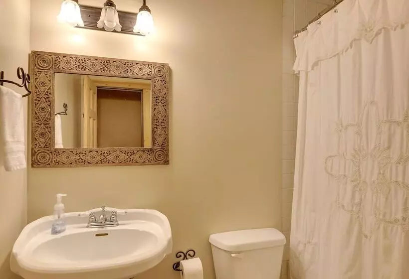 Fraziers Bottom Cabin On 800 Acres Of Land W/ Lake