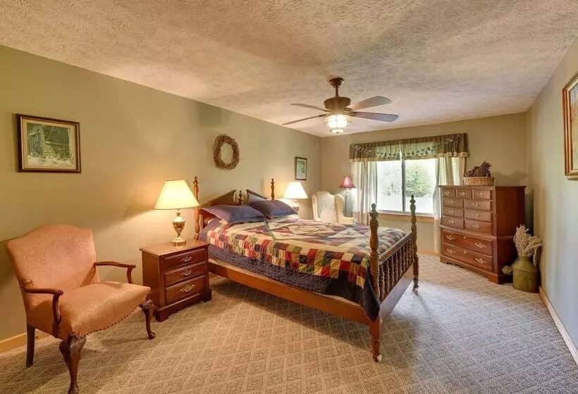 Fraziers Bottom Cabin On 800 Acres Of Land W/ Lake