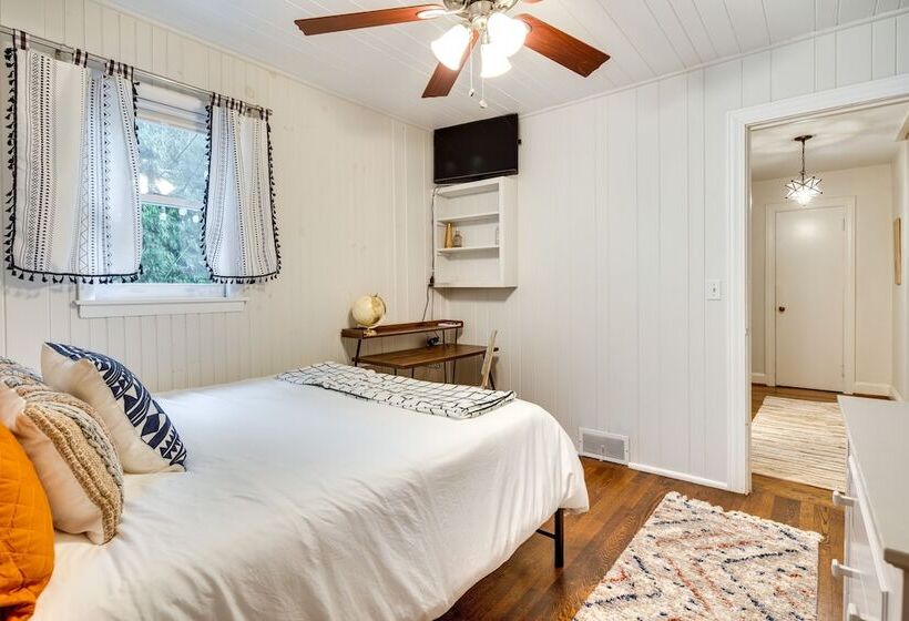 Hendersonville Haven W/ Fire Pit, Grill, Deck!