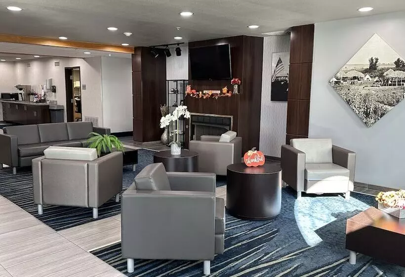 Hotelli Sugar Creek Inn & Suites