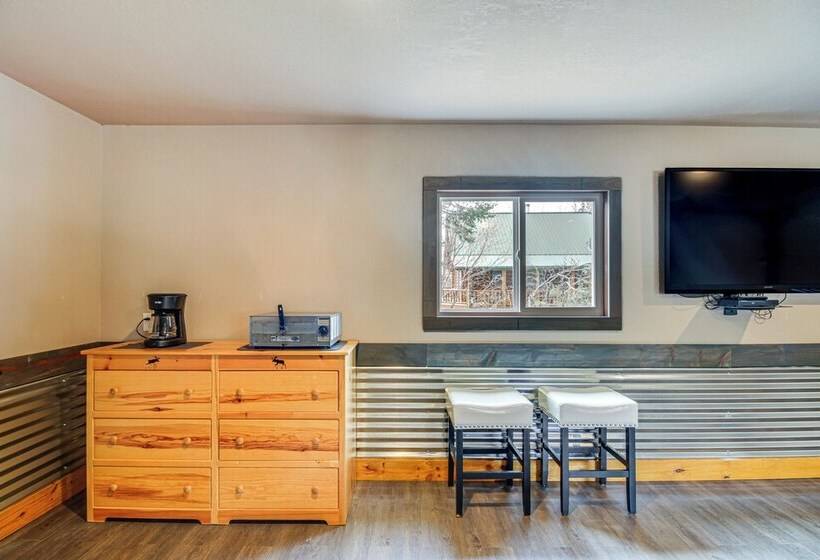 Lake Vermilion Cabin W/ Private Dock + Fire Pit!