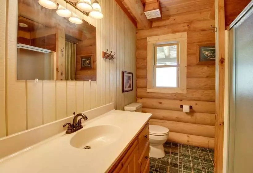 Lake Vermilion Cabin W/ Private Dock + Fire Pit!