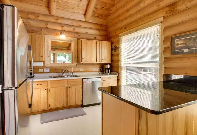 Lake Vermilion Cabin W/ Private Dock + Fire Pit!