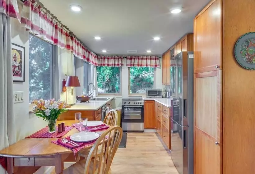 Lakefront Snohomish Cottage W/ Private Dock!