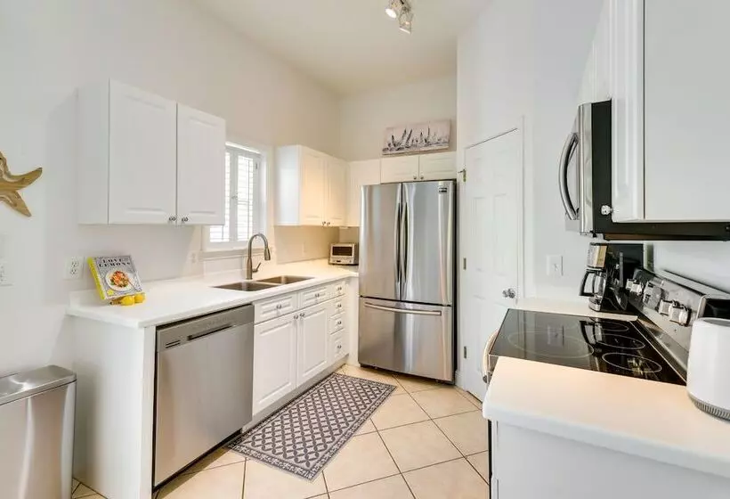 Lemoncello Cottage:  Walk To Blue Mountain Beach!