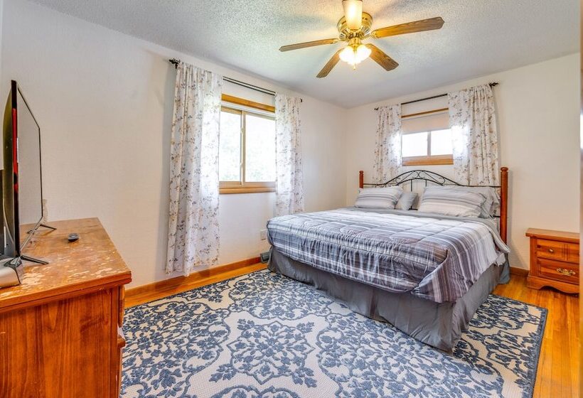 Pet Friendly Waterloo Abode W/ Deck!