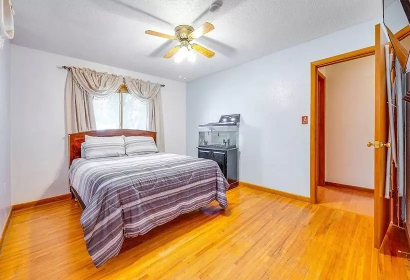 Pet Friendly Waterloo Abode W/ Deck!