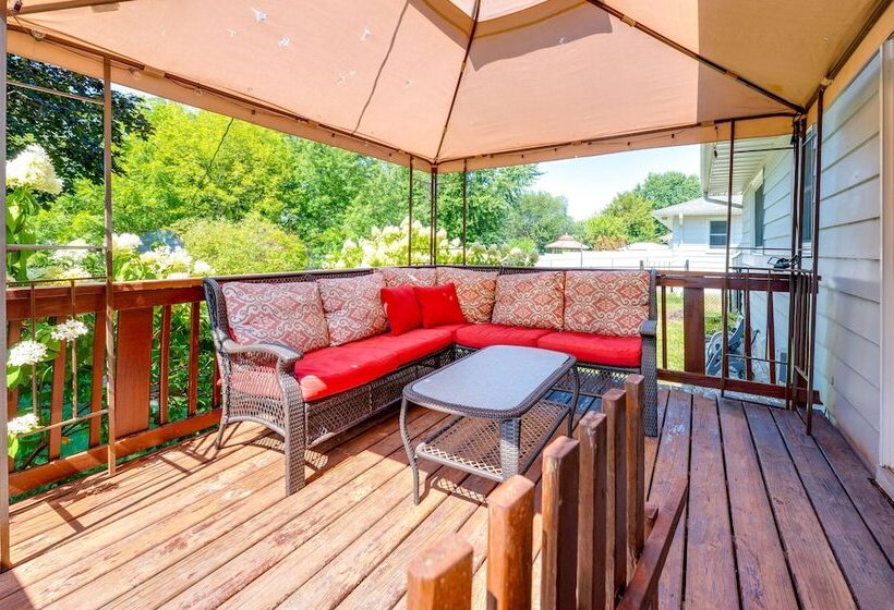 Pet Friendly Waterloo Abode W/ Deck!