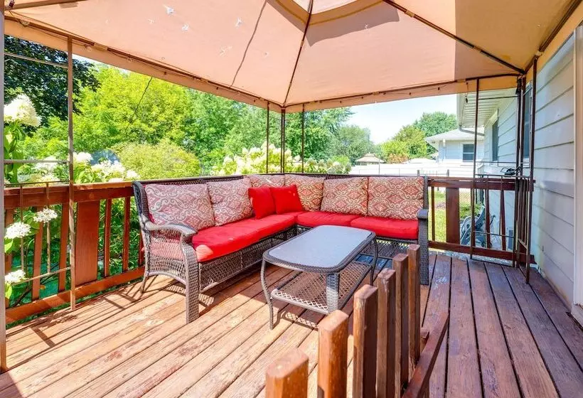 Pet Friendly Waterloo Abode W/ Deck!