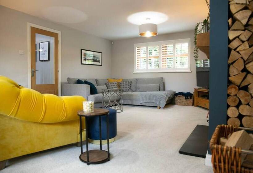 Residenssi Remarkable 4 Bed House Near Leeds Airport