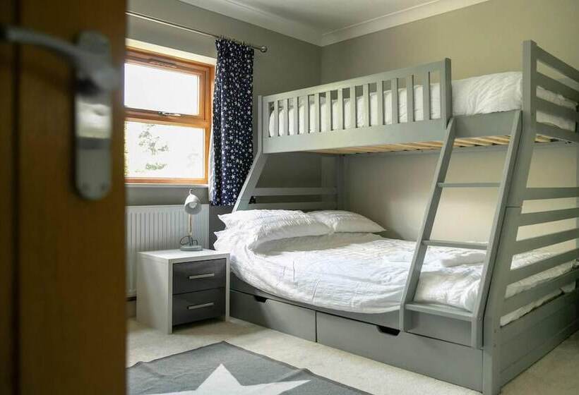 Residenssi Remarkable 4 Bed House Near Leeds Airport