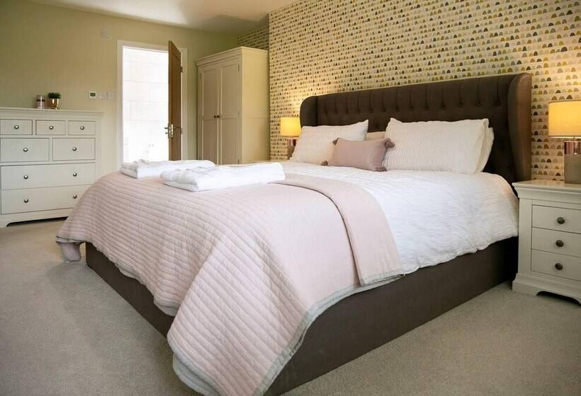 Residenssi Remarkable 4 Bed House Near Leeds Airport